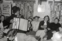 1958 - 013 - Fasching 1958
Deppisch Käthchen geb. Düchs, Schwarz Gerhard, Kinzinger Maria, Fuchs Brigitta, Fuchs Kunigunda, Englert Lona geb. Weißkopf,